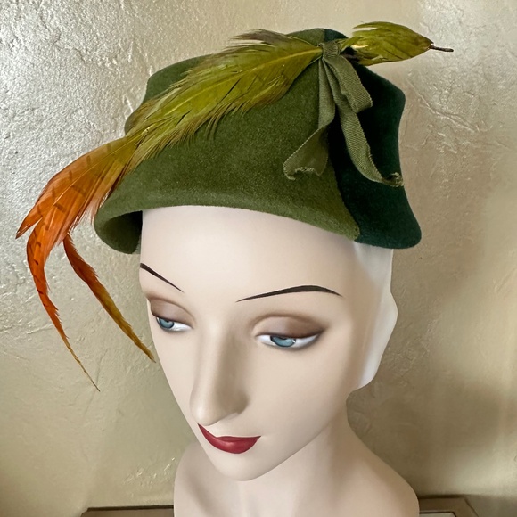 GLORIOUS 1950's TWO-THREE TONE GREEN FELT HAT WITH GREEN/ORANGE FEATHER "BIRD"